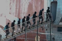 Decenas de inmigrantes collen un ferri para ser recolocados no Porto Estaca, a 29 de outubro de 2023, en El Hierro, Santa Cruz de Tenerife / H.Bilbao - Arquivo