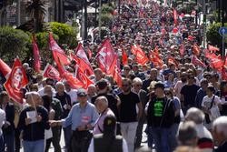 Decenas de persoas participan durante a manifestación polo Día do Traballador / Javier Vázquez