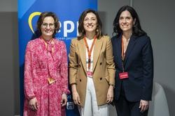 A comisaria europea de de Medio Ambiente, Jessika Roswall; a conselleira de Medio Ambiente, Ángeles Vázquez, e a secretaria xeral do PPdeG, Paula Prado / ÍÑIGO ROLÁN