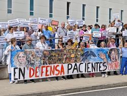 Persoal do Hospital Público da Mariña sosteñen a pancarta xunto aos seus autores.. PERSOAL HOSPITAL A MARIÑA / Europa Press