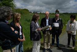 A conselleria de Medio Ambiente e Cambio Climático, Anxos Vázquez, visita en Curtis (A Coruña) a parcela na que se situará o centro de protección animal de Galicia. XUNTA / Europa Press