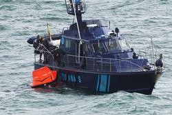 Arquivo - Unha lancha de aduanas recolle un barco afundido e un anaco de barco arrastrado ás rocas xunto ao faro,na ría de Muros, a 31 de outubro de 2023, na comarca de Muros, A Coruña, Galicia (España). Un barco de madeira da frota de baixura adsc. Álvaro Ballesteros - Europa Press - Arquivo