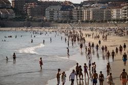 Arquivo - Bañistas na praia, a 8 de outubro de 2023, en Pontevedra, Galicia (España). Todas as provincias galegas superaron hoxe os 30 graos rexistrando a máxima temperatura no municipio lucense de Lourenzá cunha temperatura de 36,3 graos.. Elena Fernández - Europa Press - Arquivo / Europa Press