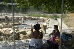 Arquivo - Dúas persoas gozan na zona termal de Ourense / Rosa Veiga
