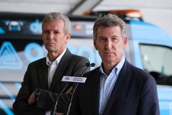 O presidente do Partido Popular, Alberto Núñez Feijóo, intervén ante os medios xunto ao presidente da Xunta de Galicia e do PPdeG, Alfonso Rueda, despois de visitar o Centro Integrado de Atención ás Emerxencias (CIAE), a 2 de maio de 2025 / César Arxina