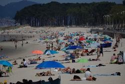 Decenas de persoas na praia de Samil / Adrián Lago