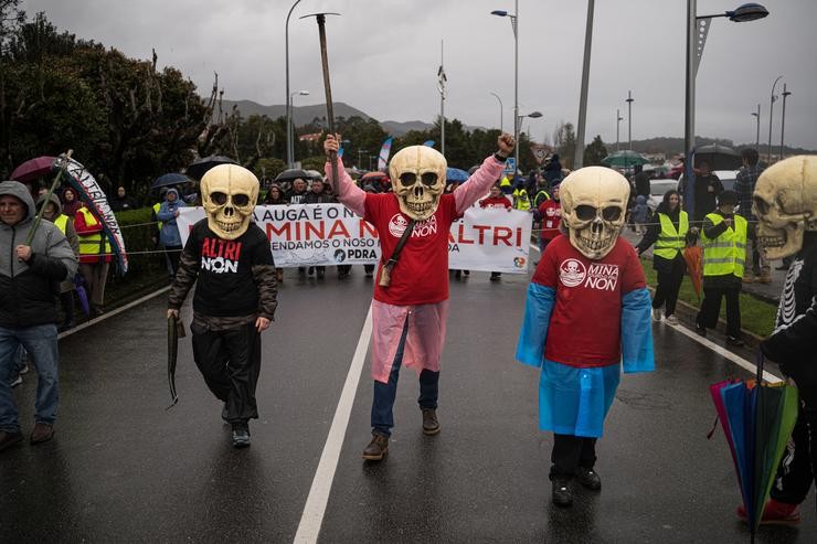Arquivo - Varias persoas durante unha nova manifestación contra Altri / Elena Fernández