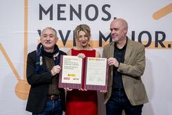 De esquerda a dereitaO secretario xeral de UXT, Pepe Álvarez; a vicepresidenta segunda e ministra de Traballo e Economía Social, Yolanda Díaz, e o secretario xeral de CCOO, Unai Sordo, pousan tras a firma do acordo para a redución da xornada labor / A. Pérez Meca