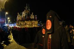 Confrades portan o paso durante a procesión de ?A misericordia?, no Xoves Santo de Viveiro, a 17 de abril de 2025. Carlos Castro - Europa Press / Europa Press