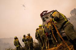 Axentes do equipo de Bombeiros de Galicia traballan durante un incendio, a 5 de setembro de 2024, en Crecente / Adrián Irago - Arquivo