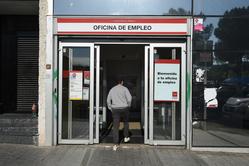 Un home entra a unha oficina de emprego Gustavo Valente - Europa Press