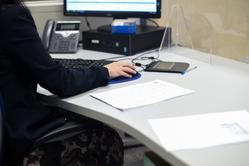 Arquivo - Unha empregada pública atende a unha contribuínte na oficina da Axencia Estatal da Administración Tributaria, o día que o Goberno propuxo subir o salario dos empregados públicos un 2% para 2022, a 5 de outubro de 2021, en Madr. Gustavo Valente - Europa Press - Arquivo / Europa Press
