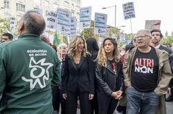 A vicepresidenta segunda, Yolanda Díaz, agarraches á concentración contra a multinacional Altri, convocada pola plataforma Ulloa Viva, Ecoloxistas en Acción e Greenpeace, fronte ao Congreso dos Deputados, a 8 de maio de 2025, en Madrid (España).. Alberto Ortega - Europa Press / Europa Press