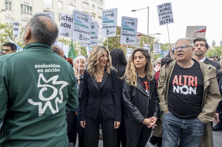 A vicepresidenta segunda, Yolanda Díaz, agarraches á concentración contra a multinacional Altri, convocada pola plataforma Ulloa Viva, Ecoloxistas en Acción e Greenpeace, fronte ao Congreso dos Deputados, a 8 de maio de 2025, en Madrid (España).. Alberto Ortega - Europa Press / Europa Press