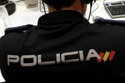 Arquivo - Un axente da Policía Nacional revisa un computador (Arquivo). POLICÍA NACIONAL - Arquivo / Europa Press