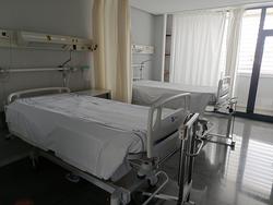 Habitación con camas renovadas na área de hospitalización / EP