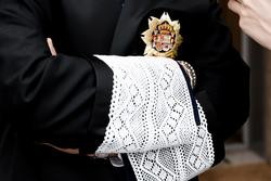 Un xuíz coa toga negra regulamentaria, durante un paro de dez minutos de asociacións de xuíces e fiscais, fronte aos Xulgados de Praza de Castela, a 11 de xuño de 2025, en Madrid (España). Carlos Luján -  / Europa Press
