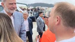 O rei Felipe VI fala co presidente do comité de empresa de Alcoa, José Antonio Zan / CAPTURA