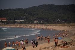 Bañistas na praia, a 8 de outubro de 2023, en Pontevedra, Galicia / Elena Fernández - Arquivo