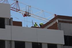 Dous obreiros traballan na construción dun edificio, a 6 de xullo de 2020. Marta Fernández Xara / Europa Press