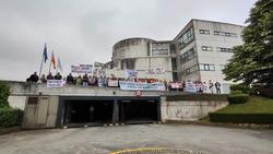 Concentración de veciños de Ribeira (A Coruña) ante a sede do Sergas en Santiago.. PLATAFORMA EN DEFENSA DÁ SANIDADE PÚBLICA BARBANZA / Europa Press
