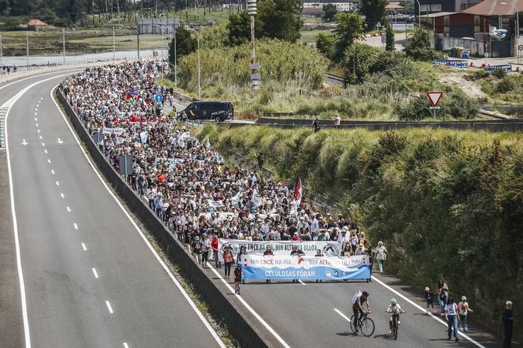 Centos de persoas durante unha nova protesta contra Altri, a 1 de xuño de 2025, en Pontevedra, Galicia (España).. Beatriz Ciscar - Europa Press / Europa Press