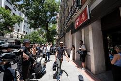 Decenas de xornalistas na porta da sede do PSOE da rúa Ferraz.. Diego Radamés - Europa Press / Europa Press