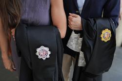 Xuíces e fiscais coas togas nas mans, durante un paro de dez minutos de asociacións de xuíces e fiscais, fronte a Ciutat da Xustiza, a 11 de xuño de 2025, en Barcelona / David Zorrakino - Arquivo