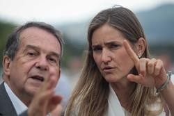 A vicepresidenta terceira do Goberno e ministra para a Transición Ecolóxica e o Reto Demográfico, Sara Aagesen, e o alcalde de Vigo, Abel Caballero, durante unha visita ao sistema dunar da praia de Samil / Adrián Irago - Europa Press 