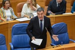 O conselleiro de Educación, Román Rodríguez, responde a unha pregunta oral no Pleno do Parlamento de Galicia / XUNTA