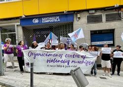 Concentración da Marcha Mundial das Mulleres fronte á sede do PP de Santiago de Compostela. / Europa Press