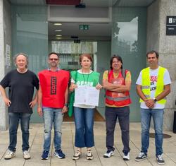 Representantes sindicais ante a sede da Xunta para entregar na Consellería un "boletín de notas" con "suspenso" en materias como 