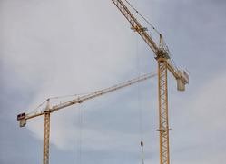 Un guindastre de construción, o día en que anunciaron que a compravenda de vivendas rexistrou no mes de marzo o seu mellor dato en 15 anos, a 20 de maio de 2022, en Madrid / Eduardo Parra - Arquivo