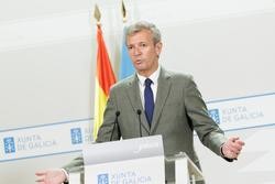 O titular do Executivo galego, Alfonso Rueda, acompañado polo conselleiro de Emprego, José González, na rolda de prensa posterior á reunión do Consello / DAVID CABEZÓN 