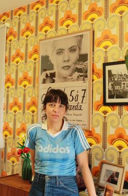 Sonia Méndez na súa casa, cun póster de Agnes Varda detrás. Claudia Varela Lourido