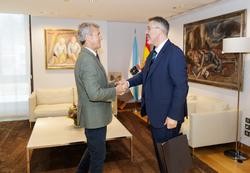 O Presidente do Consello Consultivo, O Maxistrado Andrés Lago Louro, fai entrega da memoria do Consultivo sobre 2024 ao Presidente da Xunta de Galicia, Alfonso Rueda. DAVID CABEZÓN / Europa Press