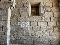 Pintada aparecida no arco do Pazo de Xelmírez, fotografada na tarde do 30 de xuño de 2025. / Europa Press