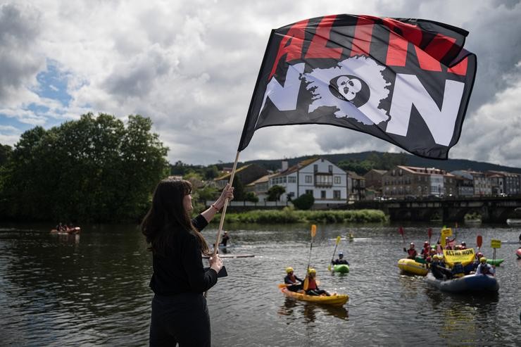 Manifestantes da plataforma Ulloa Viva durante o descenso en balsas o río Ulla pola protesta contra a fábrica de celulosa Altri, a 4 de maio de 2025, en Padrón (A Coruña). A Plataforma Ulloa Viva, que encabeza a concentración xunto a outras organ. Elena Fernández - Europa Press / Europa Press
