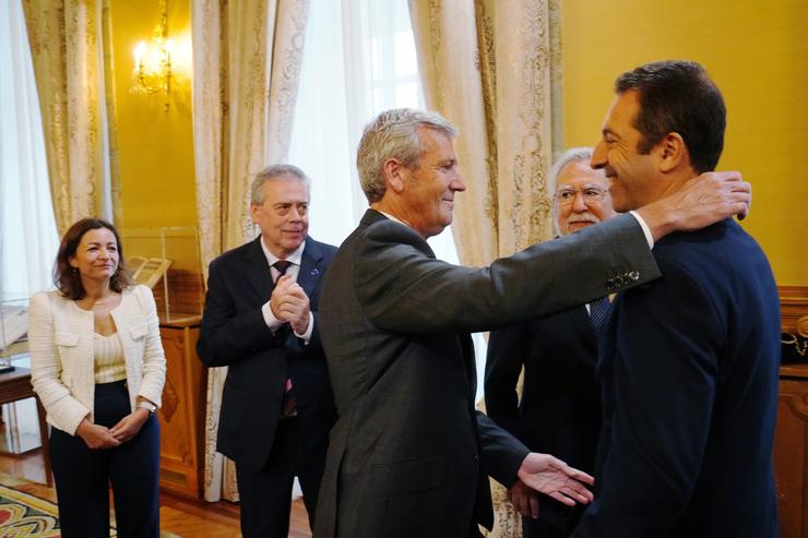 O presidente da Xunta, Alfonso Rueda, abraza ao ata agora conselleiro do Mar, Alfonso Villares, no acto de posesión da nova conselleira. ÁLVARO BALLESTEROS / Europa Press