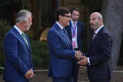 (I-D) O ministro de Política Territorial, Ángel Víctor Torres; o presidente da Generalitat de Cataluña, Salvador Illa e o presidente do Senado, Pedro Rollán, á súa chegada á XXVIII Conferencia de Presidentes / David Zorrakino - Arquivo