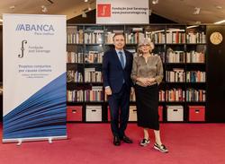 O conselleiro delegado de Abanca, Franciso Botas, e a presidenta do consello de administración da Fundación José Saramago, Pilar do Río, asinan convenio de colaboración. ABANCA / Europa Press