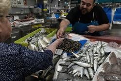 Arquivo - Marisco nas pescaderías da Praza de Lugo, a 22 de xuño de 2023, na Coruña, Galicia (España). O quilo de sardiña alcanzou na mañá de hoxe un prezo dun oito euros nas pescaderías da Praza de Lugo, na Coruña, o día an. M. Dylan - Europa Press - Arquivo / Europa Press