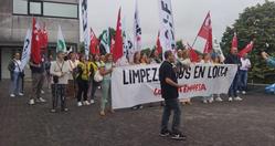 Decenas de traballadores de limpeza do CHUS protestan ante a Consellería de Sanidade por "incumprimentos" de Ilunion, a concesionaria.. CIG / Europa Press