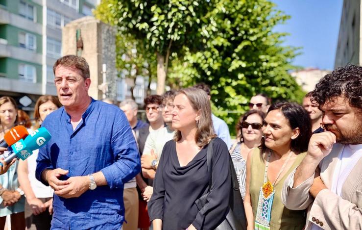 O secretario xeral do PSdeG, José Ramón Gómez Besteiro, atende aos medios de comunicación en Ourense / PSDEG