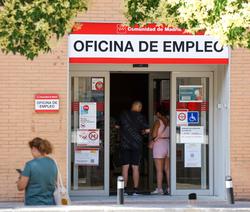 Varias persoas entran a unha oficina do SEPE, a 2 de xullo de 2025, en Madrid/ Europa Press