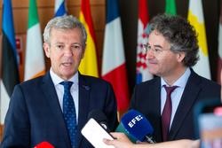 O titular do Goberno galego, Alfonso Rueda, xunto coas delegacións española e portuguesa no Comité Europeo das Rexións. BERNAL REVERT / Europa Press