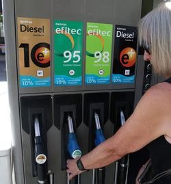 Arquivo - Unha muller enche gasolina, a 6 de outubro de 2023, en Madrid (España). O prezo do diésel volve encarecerse tras tres meses de subida e sitúase en 1,688 euros o litro quedando moi preto do máximo anual alcanzado en xaneiro cando estaba a. Marta Fernández Xara - Europa Press - Arquivo / Europa Press