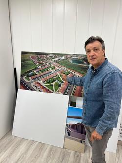 O empresario Manuel Casal amosa como é o seu proxecto residencial de maiores, cohousing, en Melide / remita