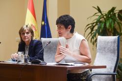 A ministra de Inclusión, Seguridade Social e Migracións, Elma Saiz (d), e a secretaria xeral de Inclusión, Elena Rodríguez (i), ofrecen unha rolda de prensa para informar achega da análise dos indicadores de pobreza en España, a 17 de oc. Gustavo Valente / Europa Press