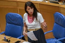 A conselleira de Vivenda e Planificación de Infraestruturas, María M. Allegue, responde a unha pregunta no pleno do Parlamento.. XUNTA
